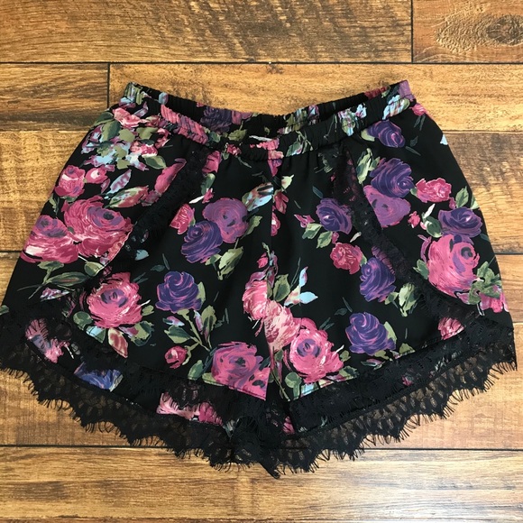 Lulus Pants - NWOT Floral silky shorts Lulu’s S